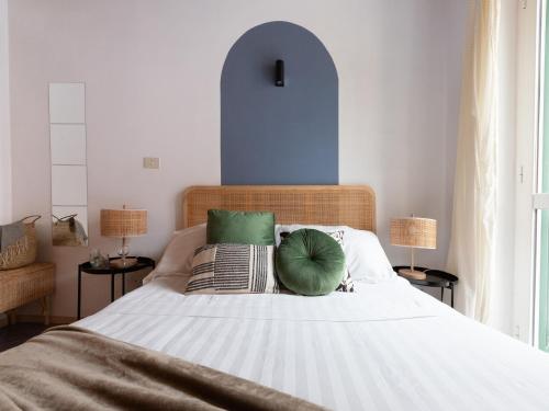 The Best Rent - Two-bedroom apartment with terrace near Trevi Fountain