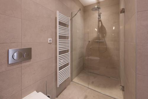 ein Badezimmer mit Dusche mit Glastür in der Unterkunft Residence Noordstaete vakantieappartement Lepelaar in Burgh Haamstede
