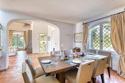 une salle à manger avec une table et des chaises dans l'établissement Villa Tortue - Happy Rentals, à Grimaud