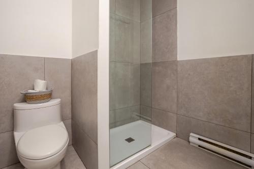 Ένα μπάνιο στο Cute Studio on Bishop - Hot Spot Dtown MTL