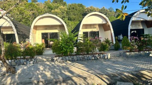 Κήπος έξω από το Hotel Villa Beach Transit 2 & Whaleshark Tour