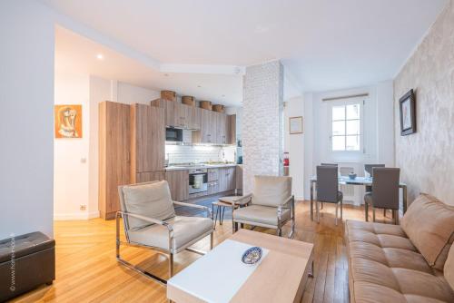 Le Parisien ~ Champs Elysées ~ Métro