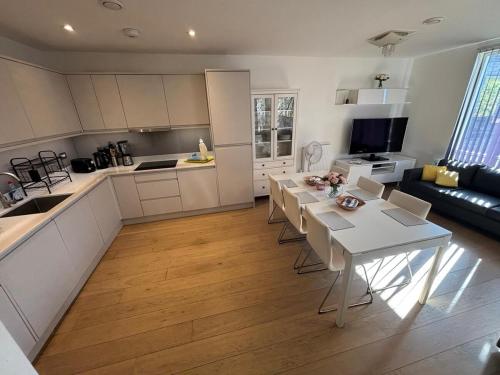 Η κουζίνα ή μικρή κουζίνα στο Spacious 3 bed in Colindale