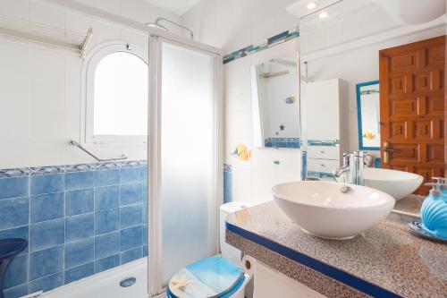 un bagno con lavandino e doccia di Nueva Playa a Denia