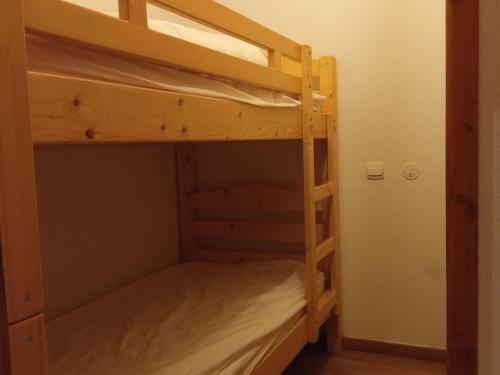 une chambre avec deux lits superposés dans une pièce dans l'établissement Studio cabine cosy, balcon & parking, 05250 La Joue du Loup - FR-1-504-256, à Saint-Étienne-en-Dévoluy