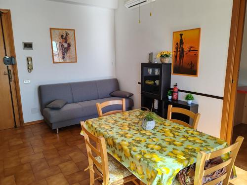 a living room with a table and a couch at Condominio melograno in Rosignano Solvay