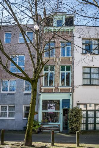 アントワープにあるHotel Urban Dreamsの建物の前の木