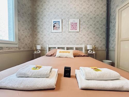 une chambre avec un lit avec deux serviettes dessus dans l'établissement Marzilly maison cosy 3 chbrs avec suite parentale, à Reims