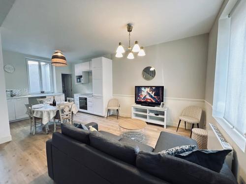 un salon avec un canapé et une table dans l'établissement Marzilly maison cosy 3 chbrs avec suite parentale, à Reims