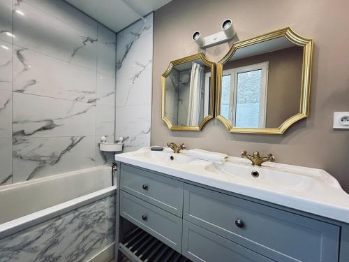 une salle de bain avec un lavabo, un miroir et une baignoire dans l'établissement Marzilly maison cosy 3 chbrs avec suite parentale, à Reims