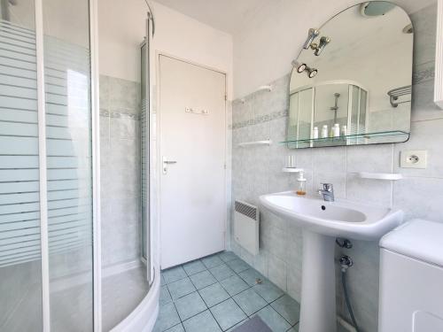 une salle de bain blanche avec un lavabo et une douche dans l'établissement Valery Close to beach Prom des Anglais Ideal for 2 AC, à Nice