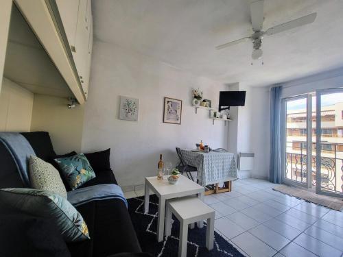 un salon avec un canapé et une table dans l'établissement Valery Close to beach Prom des Anglais Ideal for 2 AC, à Nice