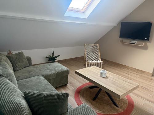 un salon avec un canapé et une table dans l'établissement douceur d opale, à Boulogne-sur-Mer