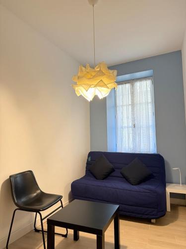 un salon avec un canapé bleu et une chaise dans l'établissement Le Favorin 1, à Arles