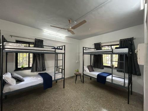 Una cama o camas en una habitación de Tripvana Backpacker Hostel