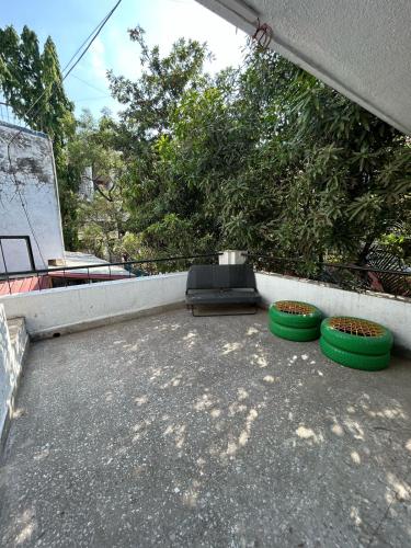 Un jardín fuera de Tripvana Backpacker Hostel