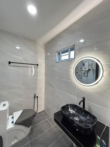 une salle de bain avec un lavabo noir et un miroir dans l'établissement Alva Boutique Chalet Pangkor, à Île de Pangkor