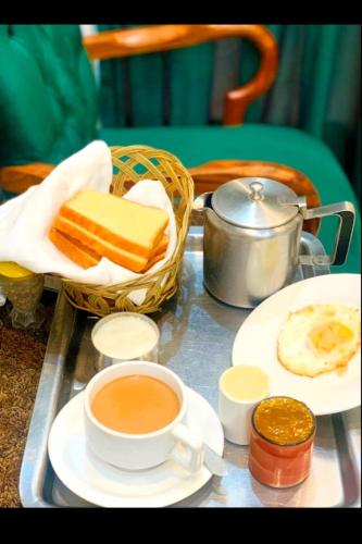 ラホールにあるGolden One Hotelのトレイ(パン、コーヒー、トースト付)