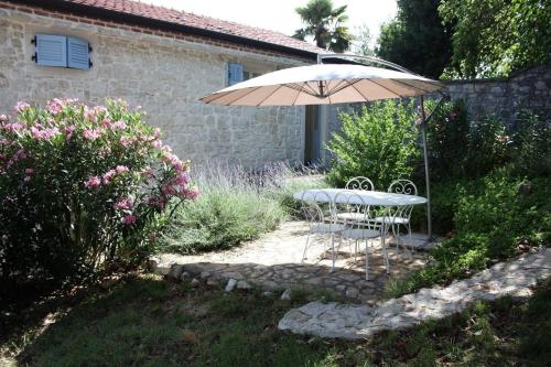 App Nirvana mit Garten in der Altstadt von Vrsar