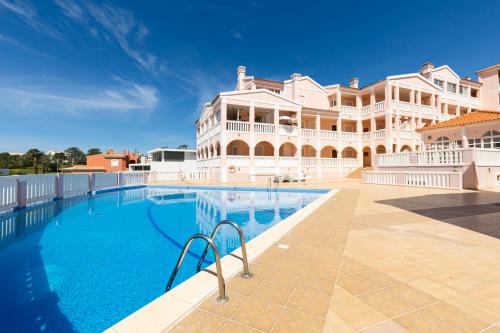 Solar do Vau 2 bed with Pool, Short Walk to Beach!