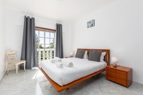 Solar do Vau 2 bed with Pool, Short Walk to Beach!