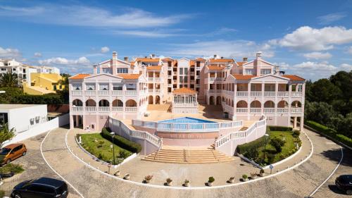 Solar do Vau 2 bed with Pool, Short Walk to Beach!