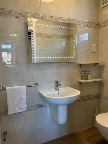 Ένα μπάνιο στο Oakwood Bed and Breakfast Heathrow