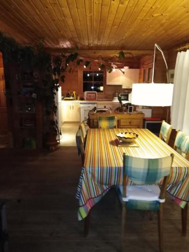 - une table à manger et des chaises dans la cuisine dans l'établissement Chalet Finlandais, à Bolquère-Pyrénées 2000