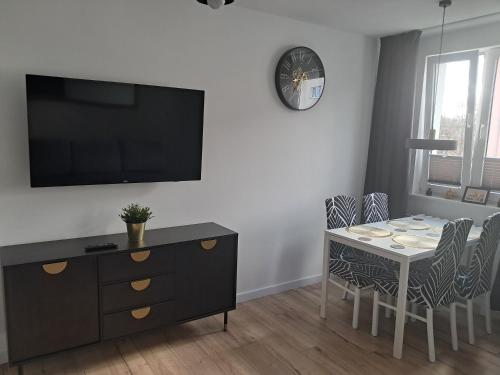 Μια τηλεόραση ή/και κέντρο ψυχαγωγίας στο Twój Apartament Centrum 5 min od Zamku Krzyżackiego
