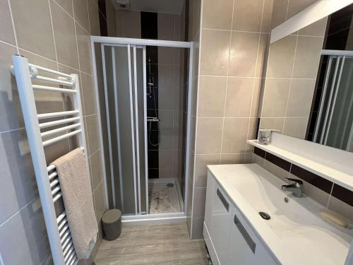 une salle de bain avec un lavabo et une douche dans l'établissement Maison cosy proche plage Boisvinet, 2 chambres, cour, parking, Wi-Fi, à Saint-Gilles-Croix-de-Vie - FR-1-324-133, à Saint-Gilles-Croix-de-Vie