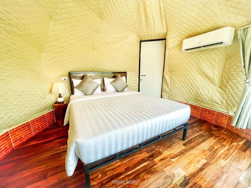 a bedroom with a bed in a room at Thisak Resort Cheung phnom kulen in Siem Reap