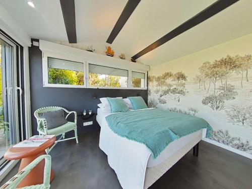 une chambre avec un grand lit et une fenêtre dans l'établissement Maison au calme, 3 chambres, proche commerces et plages, jardin sans vis-à-vis, terrasse équipée - FR-1-224B-138, à Noirmoutier-en-l'lle