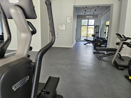 Fitnesscentret og/eller fitnessfaciliteterne på Apartament mamaia nord - Alezzi odyssey