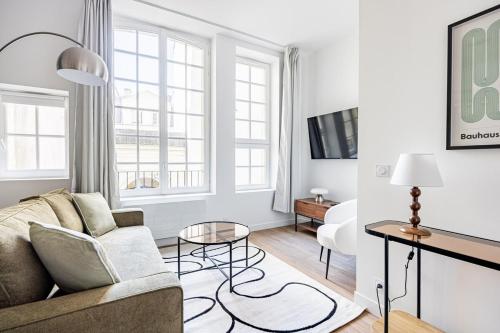 un salon avec un canapé et une table dans l'établissement Apartment 4pers#1BedRoom#Mouffetard#Sorbonne, à Paris