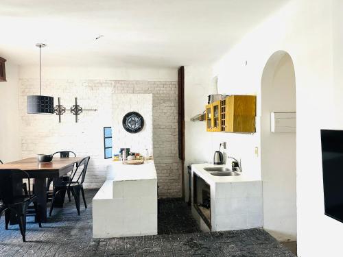 Bello & Reborati في مونتيفيديو: مطبخ وغرفة طعام بجدران بيضاء وطاولة