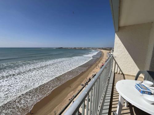 Elle comprend un balcon offrant une vue sur la plage. dans l'établissement Studio vue mer, accès direct plage, balcon, TV, 6e étage - FR-1-324-541, à Saint-Gilles-Croix-de-Vie