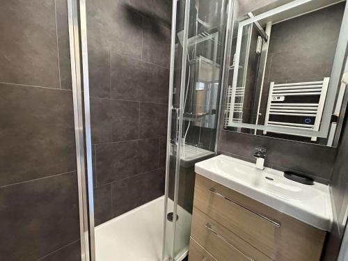 une salle de bain avec douche et lavabo dans l'établissement Appart 3 pièces, 2 chambres, 5-6 pers, balcon, garage, Saint-Jean-de-Monts - FR-1-224C-321, à Saint-Jean-de-Monts