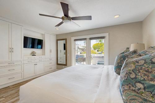 a bedroom with a bed and a ceiling fan at Ola Vista in San Clemente