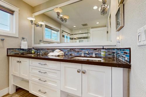 a bathroom with a sink and a large mirror at Ola Vista in San Clemente