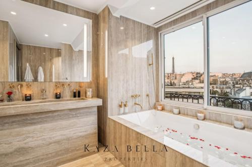 une salle de bain avec baignoire et une grande fenêtre dans l'établissement KAZA BELLA - Trocadero, amazing Eiffel tower view, à Paris