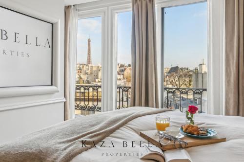 Cette chambre d'hôtel comprend un lit et offre une vue sur la tour Eiffel. dans l'établissement KAZA BELLA - Trocadero, amazing Eiffel tower view, à Paris