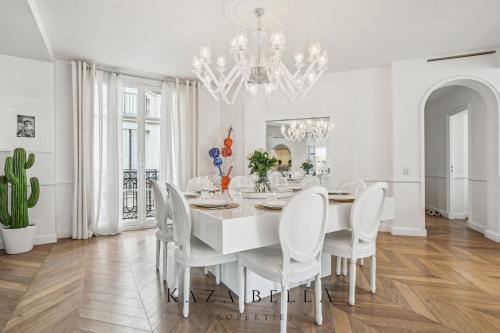 une salle à manger blanche avec une table et des chaises blanches dans l'établissement KAZA BELLA - Trocadero, amazing Eiffel tower view, à Paris