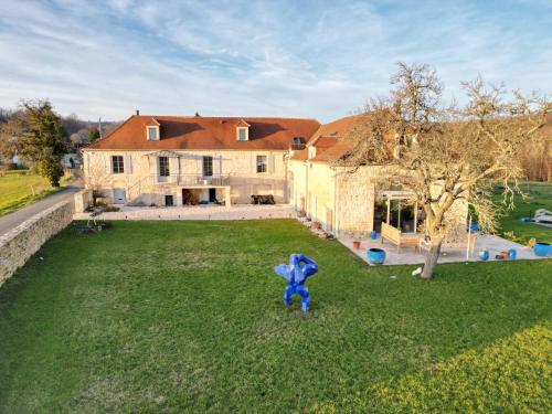 ein Spielzeugelefant im Hof eines Hauses in der Unterkunft La Demeure en Périgord Meublé Tourisme 5 étoiles Luxe in Anlhiac