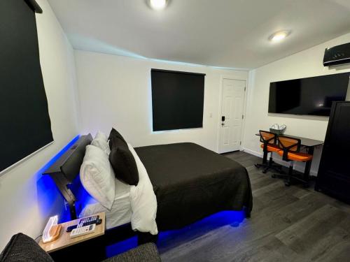 Voodi või voodid majutusasutuse Your Downtown Cozy Studio With Backyard Unit C toas
