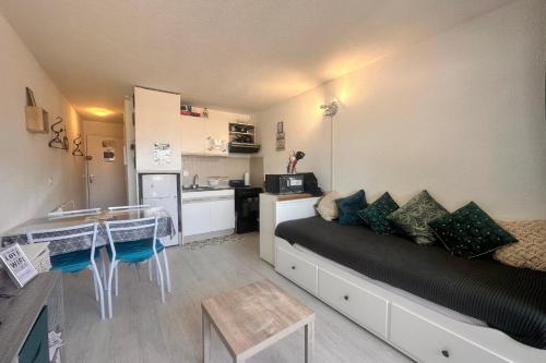 Cette petite chambre comprend un lit et une cuisine. dans l'établissement La Citadelle du Soleil Appartement au Grau du Roi près de la plage, au Grau-du-Roi