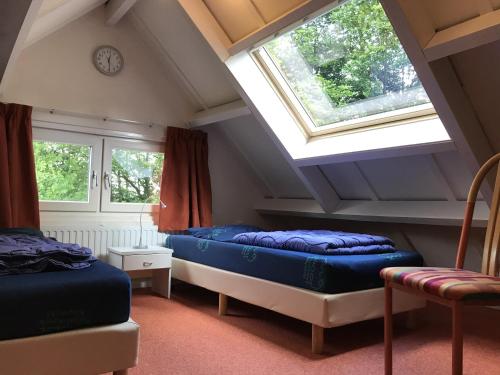 Postel nebo postele na pokoji v ubytování Bungalowpark Simpelveld - Delta 121