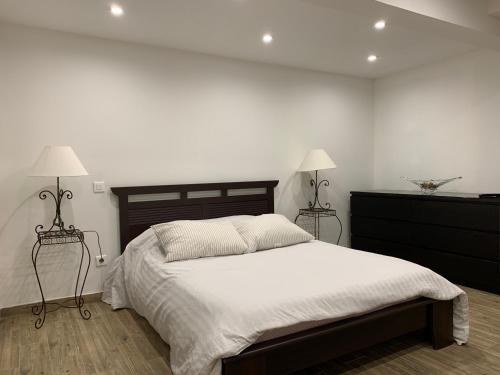 une chambre avec un grand lit et deux lampes dans l'établissement Hôpitaux, Eurexpo, Groupama Stadium, à Bron