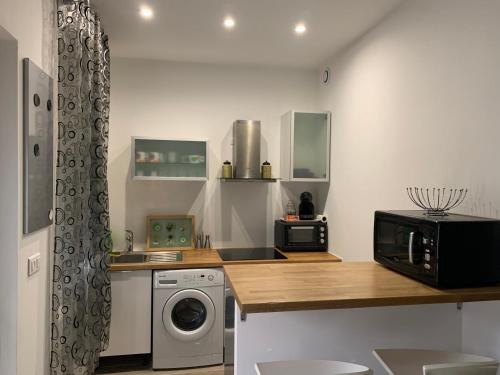 une cuisine avec un évier et un micro-ondes dans l'établissement Hôpitaux, Eurexpo, Groupama Stadium, à Bron