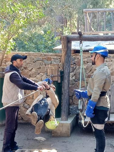 two men are helping a man on a motorcycle at Maison de vacances 3 chambres en Medina in Chefchaouene