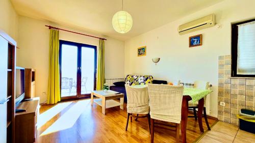a living room with a table and chairs in it at Balcon del Mar in Dramalj